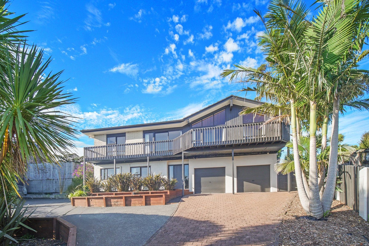 16 Flagstaff Place, Massey, Auckland - Carousel 1