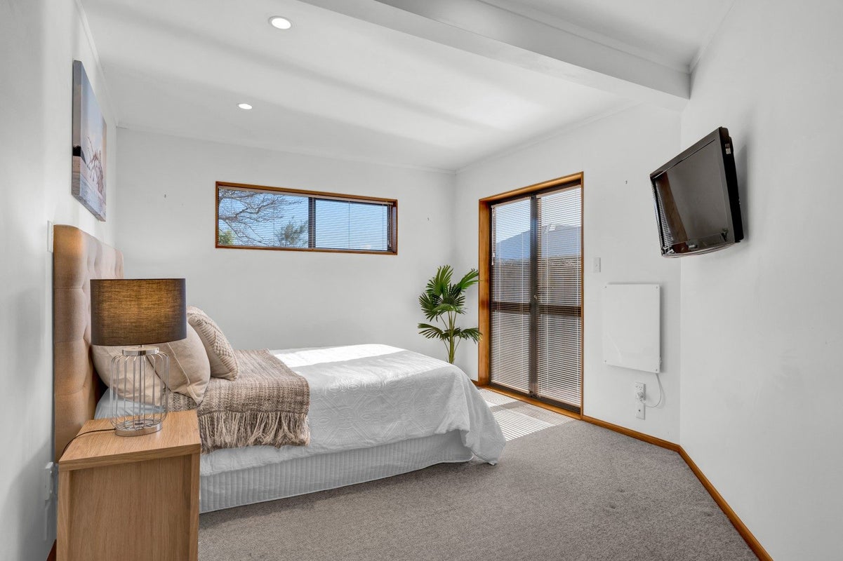 8 Argyle Place, Highlands Park, New Plymouth - Carousel 2