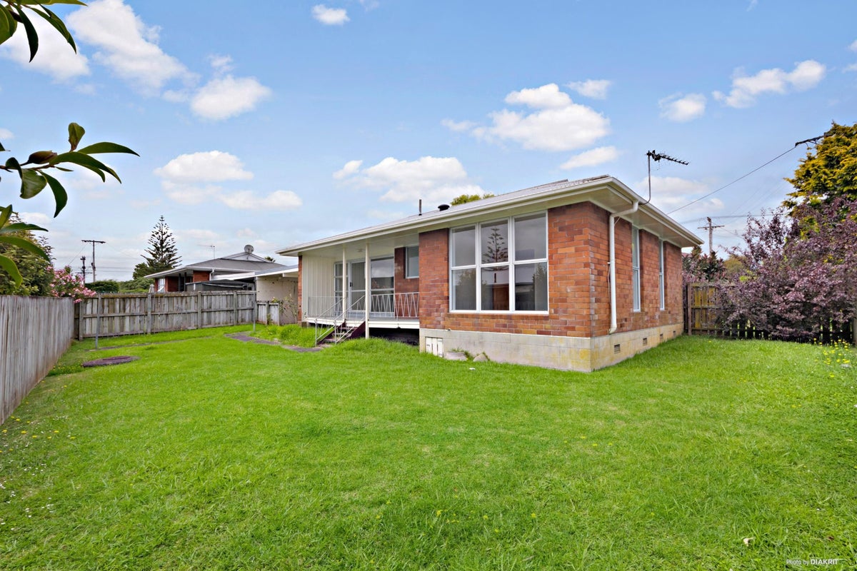 1/1 Northall Road, New Lynn, Auckland - Carousel 1