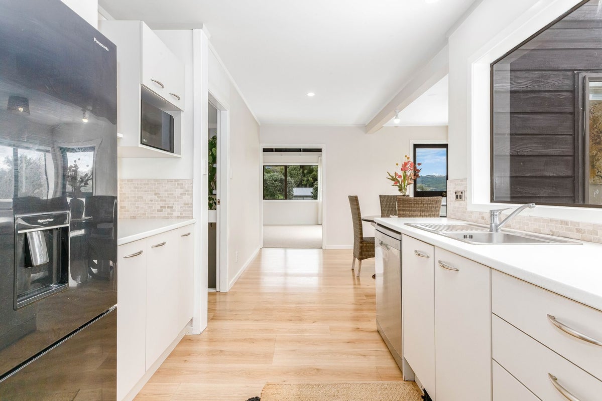 18 Langwell Place, Papakowhai, Porirua - Carousel 1