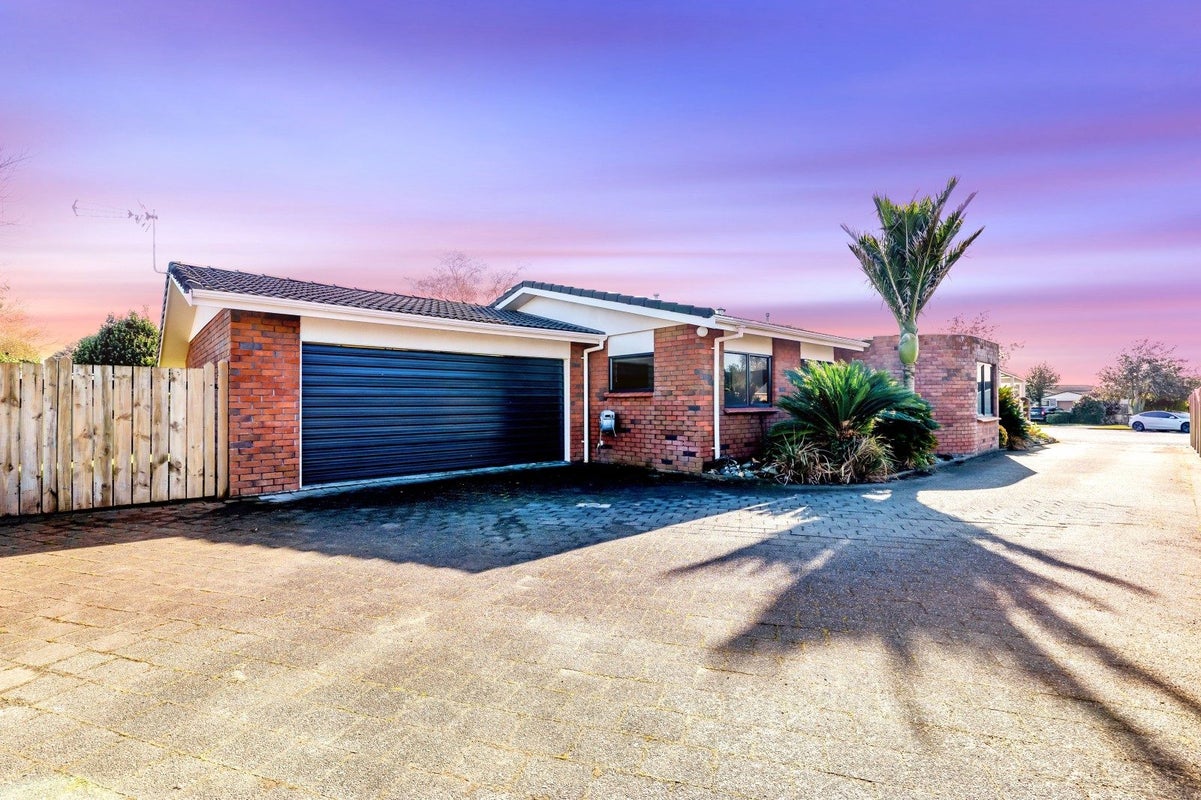 8 Argyle Place, Highlands Park, New Plymouth - Carousel 1