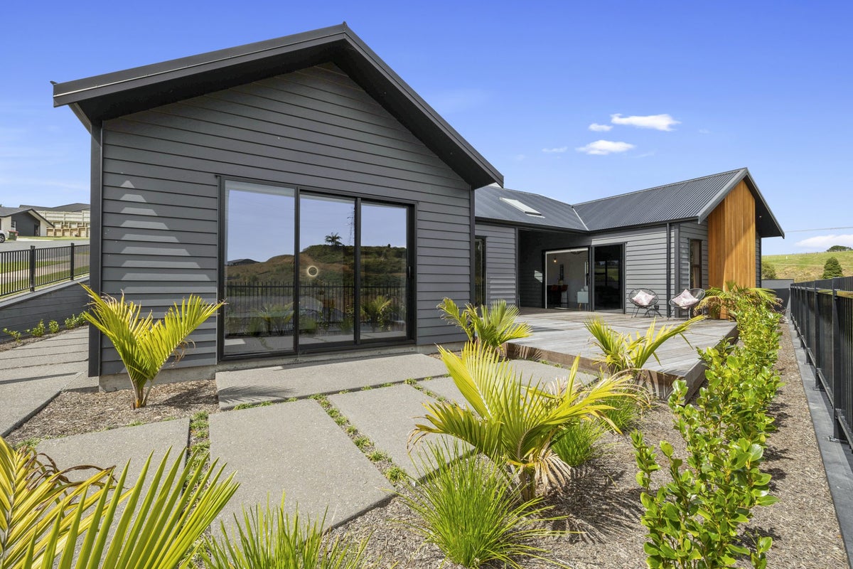 54 Fernbrook Drive, Hurworth, New Plymouth - Carousel 1