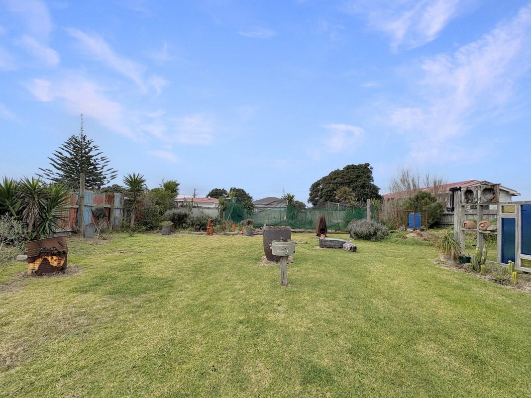 14 Egmont Street, Castlecliff, Whanganui - Carousel 16