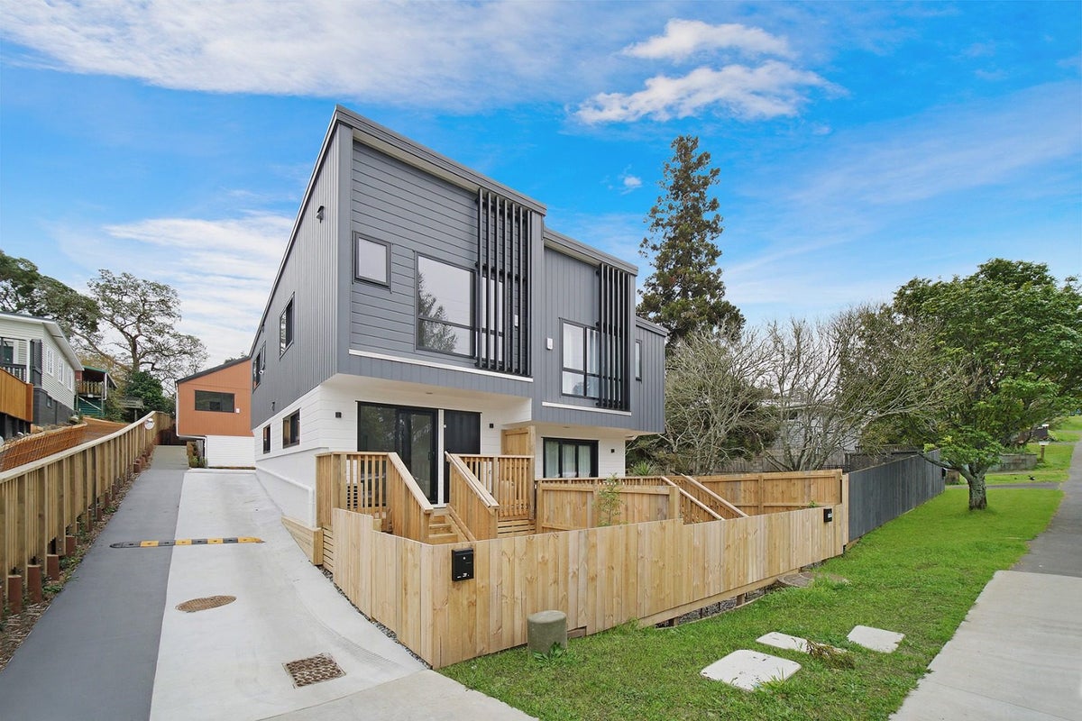 2/11 Stottholm Road, Titirangi, Auckland - Carousel 1