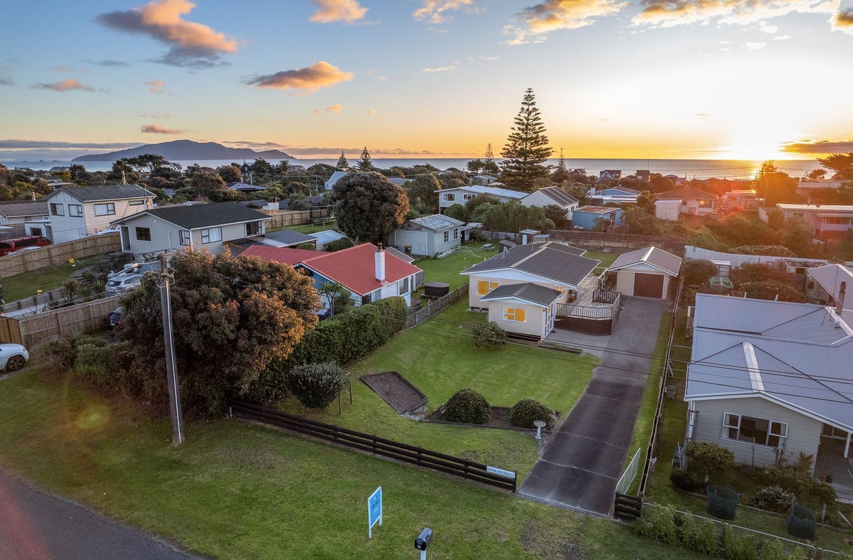 31 Gawler Street, Te Horo Beach - Carousel 2