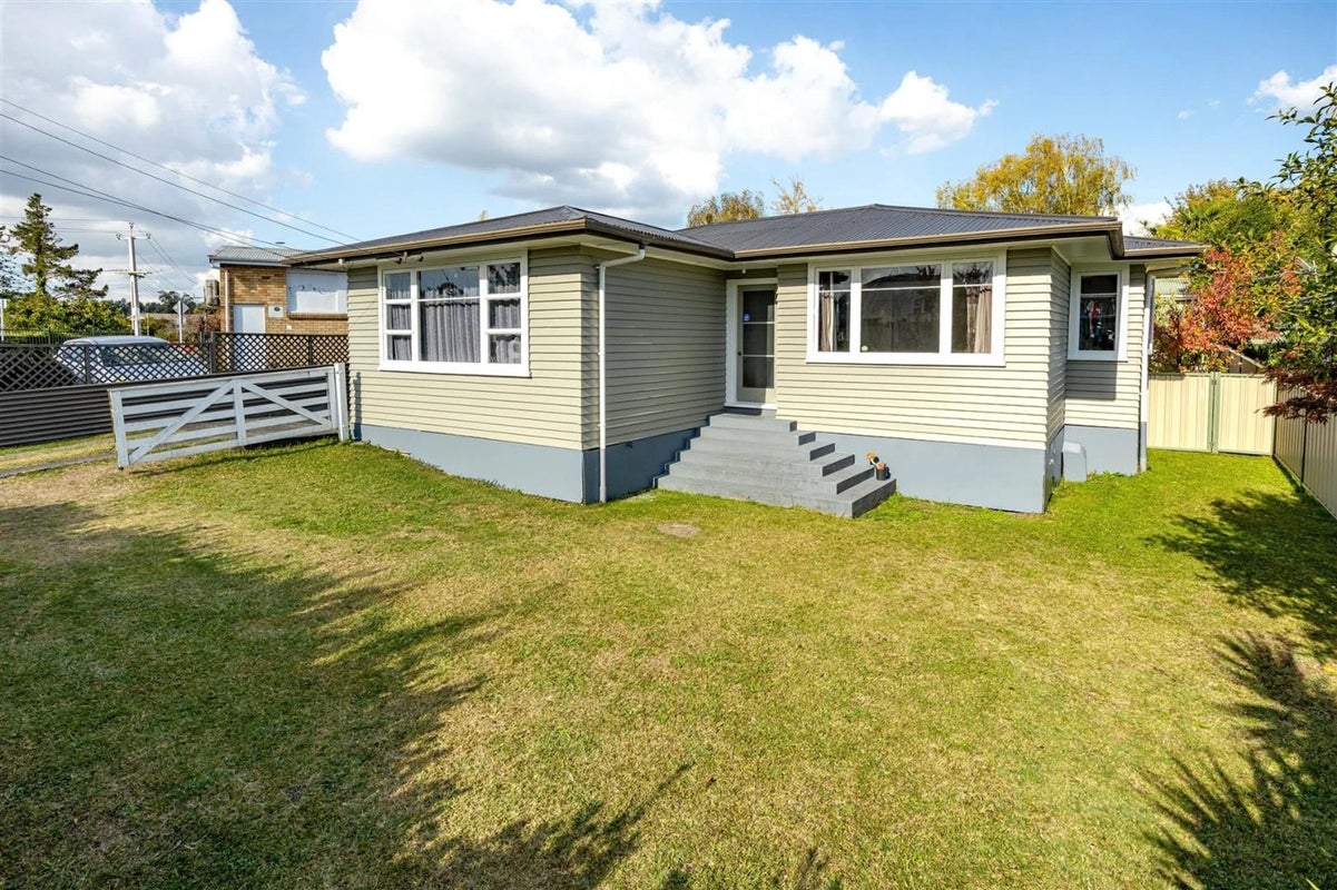 82 Urlich Avenue, Melville, Hamilton - Carousel 1