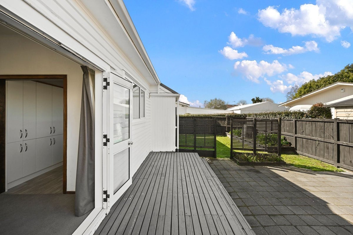 12 Bains Avenue, Hamilton East, Hamilton - Carousel 2