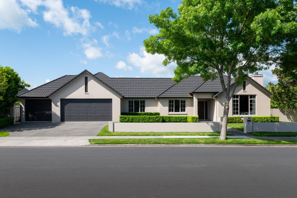 75 Huntington Drive, Huntington, Hamilton - Carousel 1