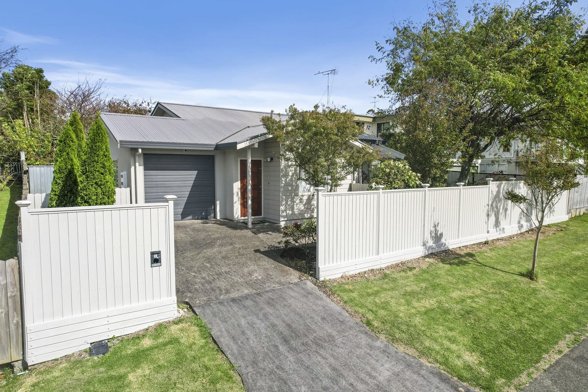 90 Granville Drive, Massey, Auckland - Carousel 2