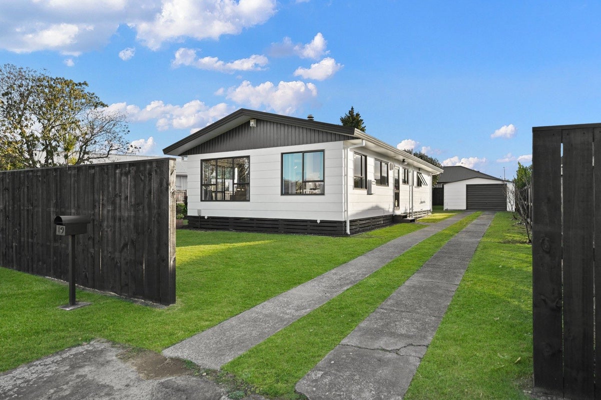 19 Elmwood Crescent, Pukete, Hamilton, Waikato - Carousel 1