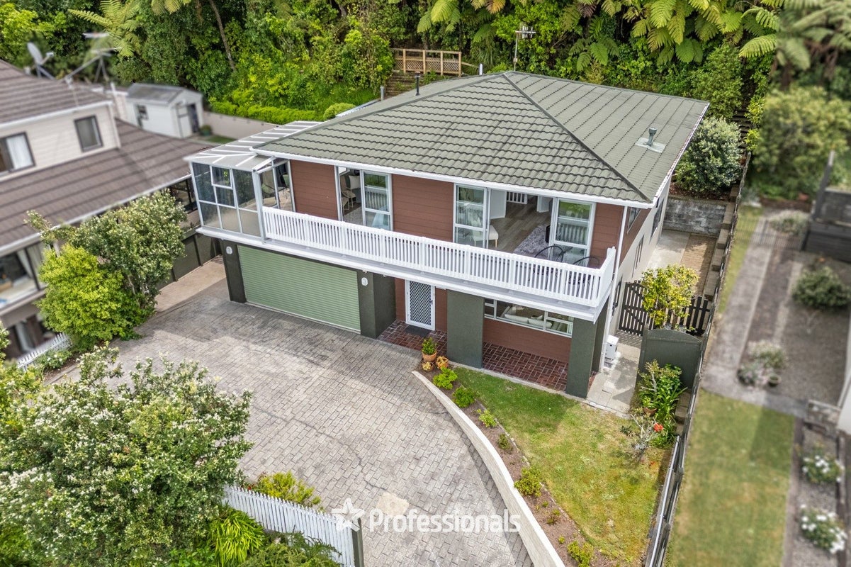 15 Stanhope Grove, Korokoro, Lower Hutt - Carousel 1