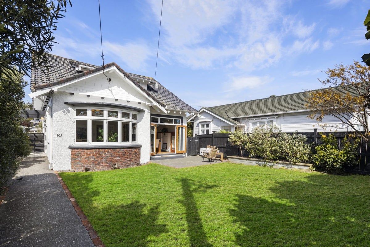 103 Derwent Street, Island Bay, Wellington - Carousel 1