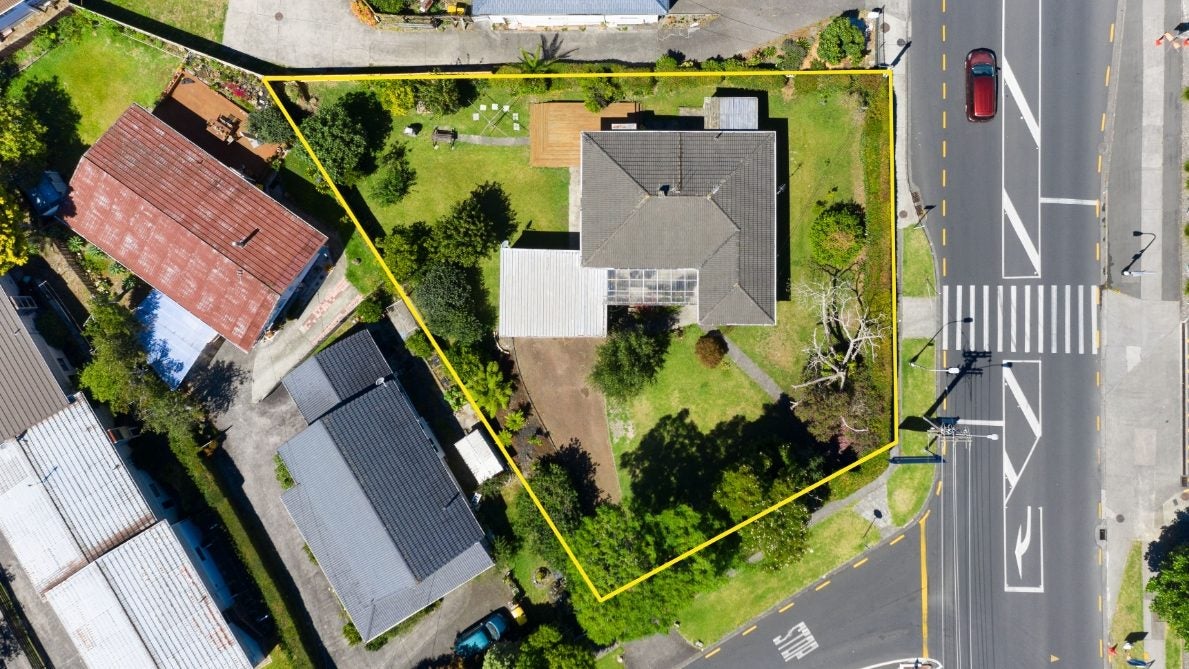 11 Te Atatu Road, Te Atatu South, Auckland - Carousel 1