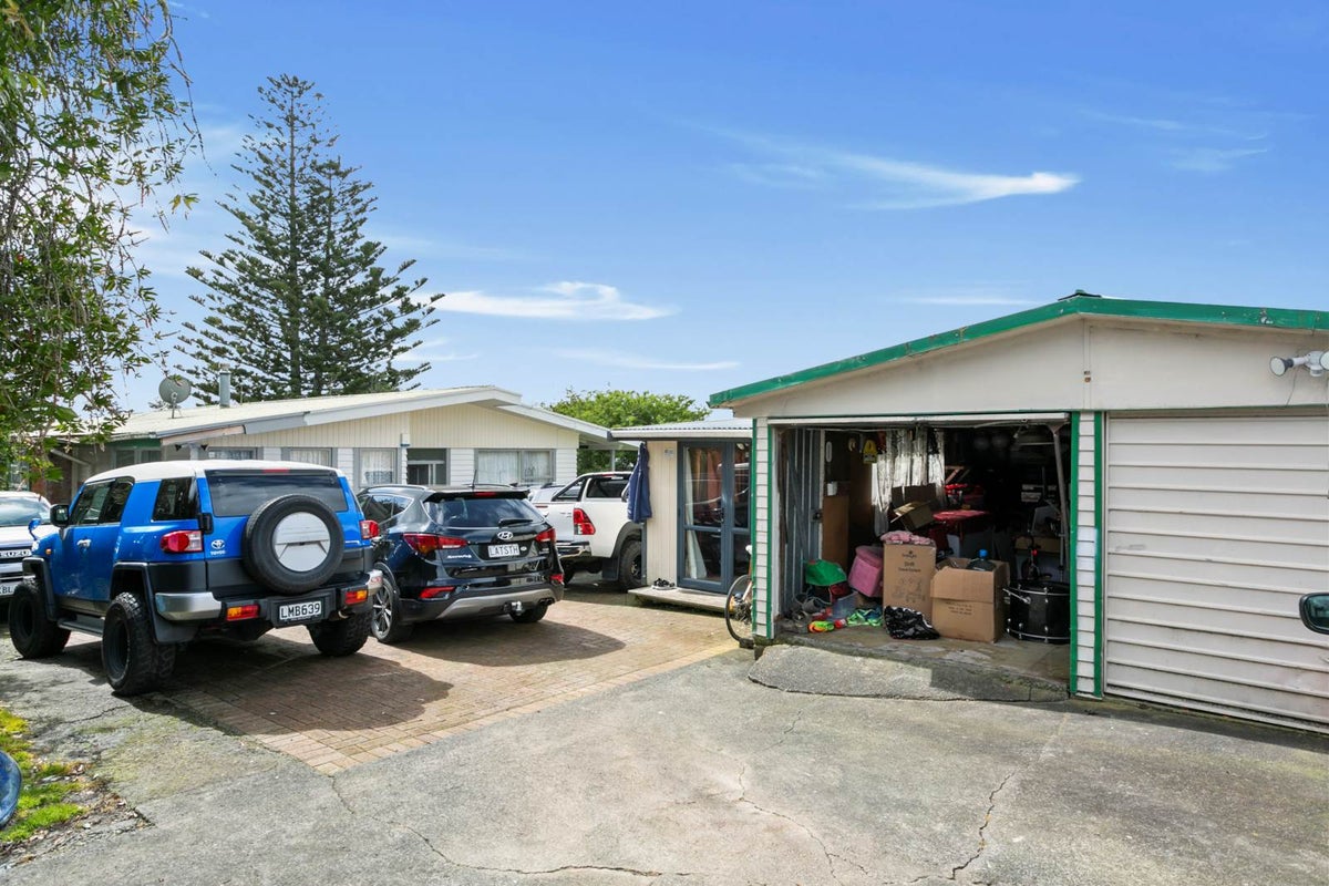 13 Denyer Place, New Lynn, Auckland - Carousel 2