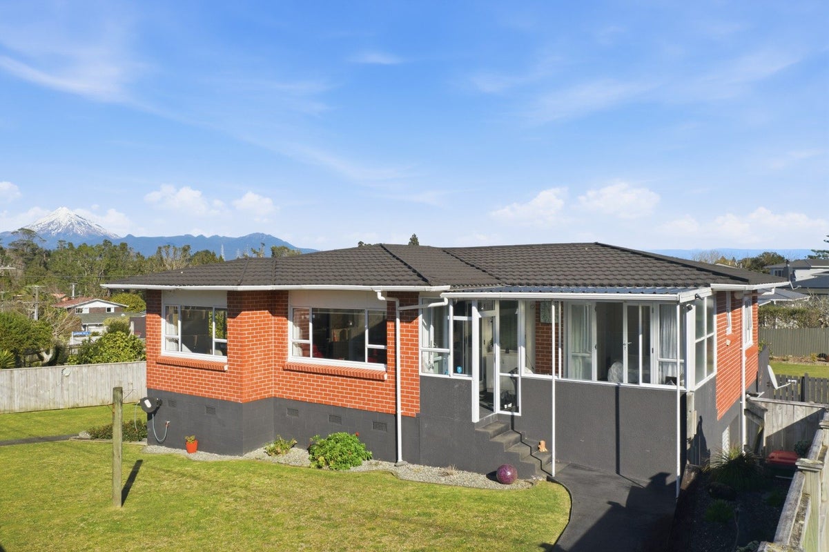 13 Durham Avenue, Welbourn, New Plymouth - Carousel 1