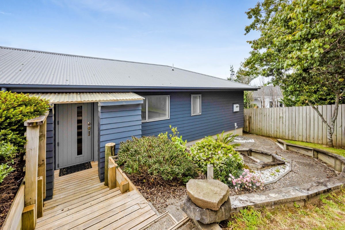 102 Seaview Road, Westown, New Plymouth - Carousel 2