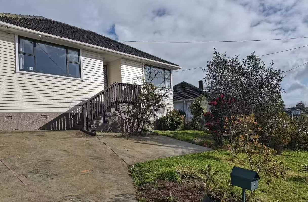 4 Valonia Street, New Windsor, Auckland - Carousel 1
