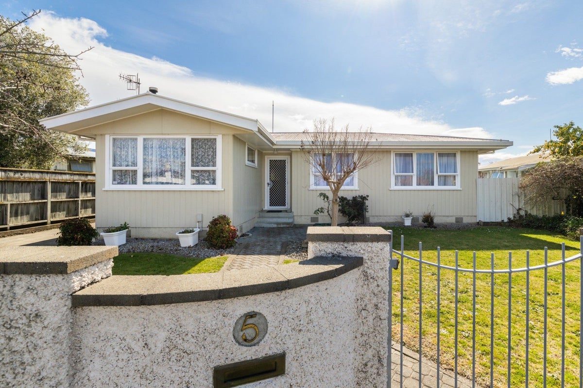 5 Whitby Crescent, Flaxmere, Hastings - Carousel 1