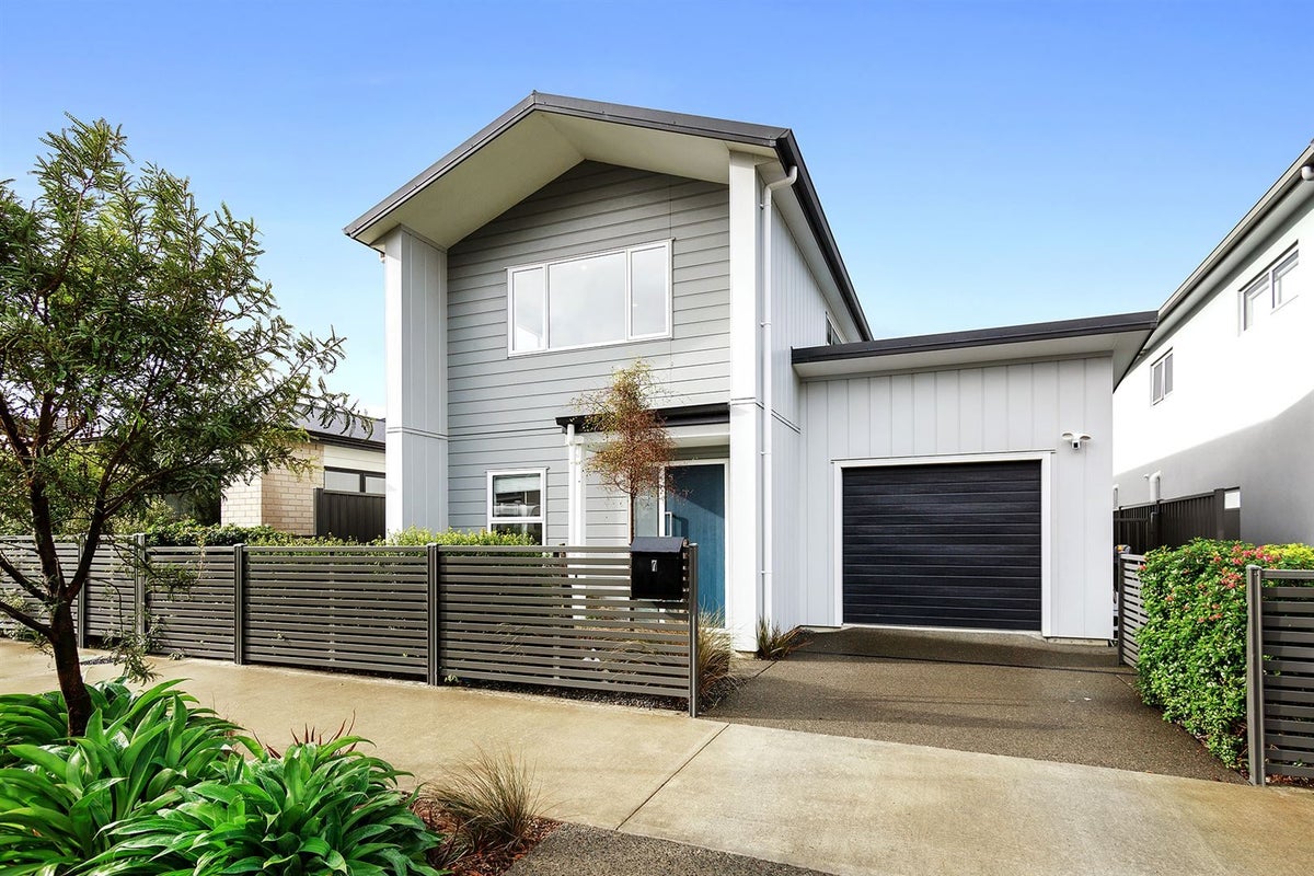 7 Torea Place, Kenepuru, Porirua - Carousel 1