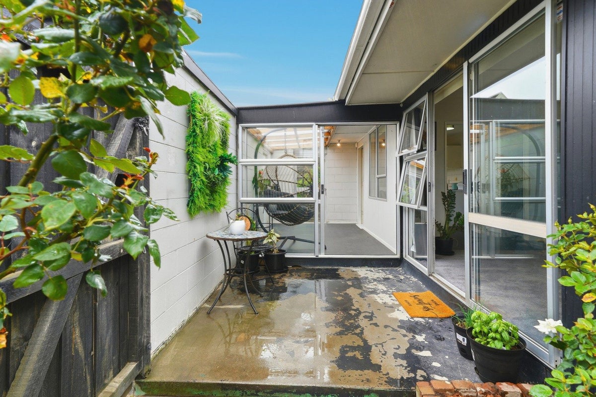 1/106 LAKE TERRACE ROAD, Burwood, Christchurch - Carousel 2