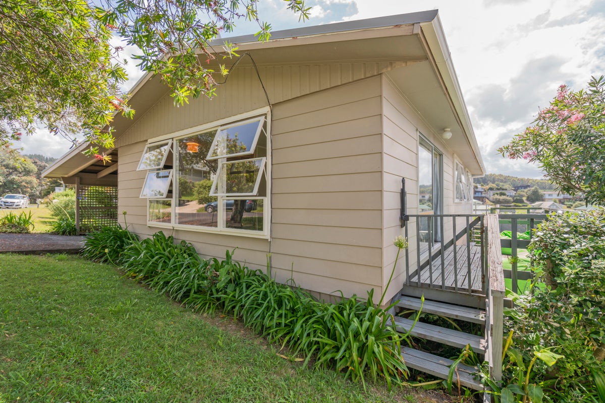 102 The Grove, Onemana - Carousel 2
