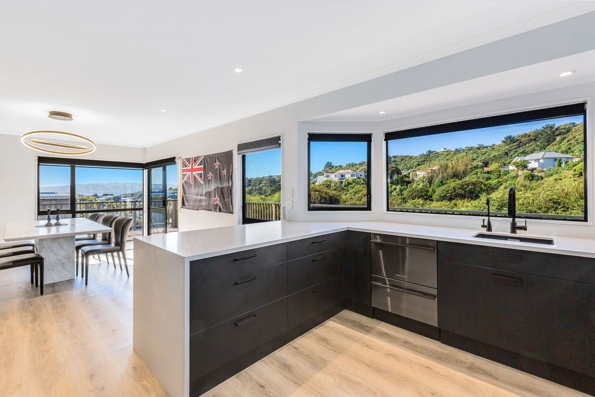 8 Glengavel Grove, Papakowhai, Porirua - Carousel 1