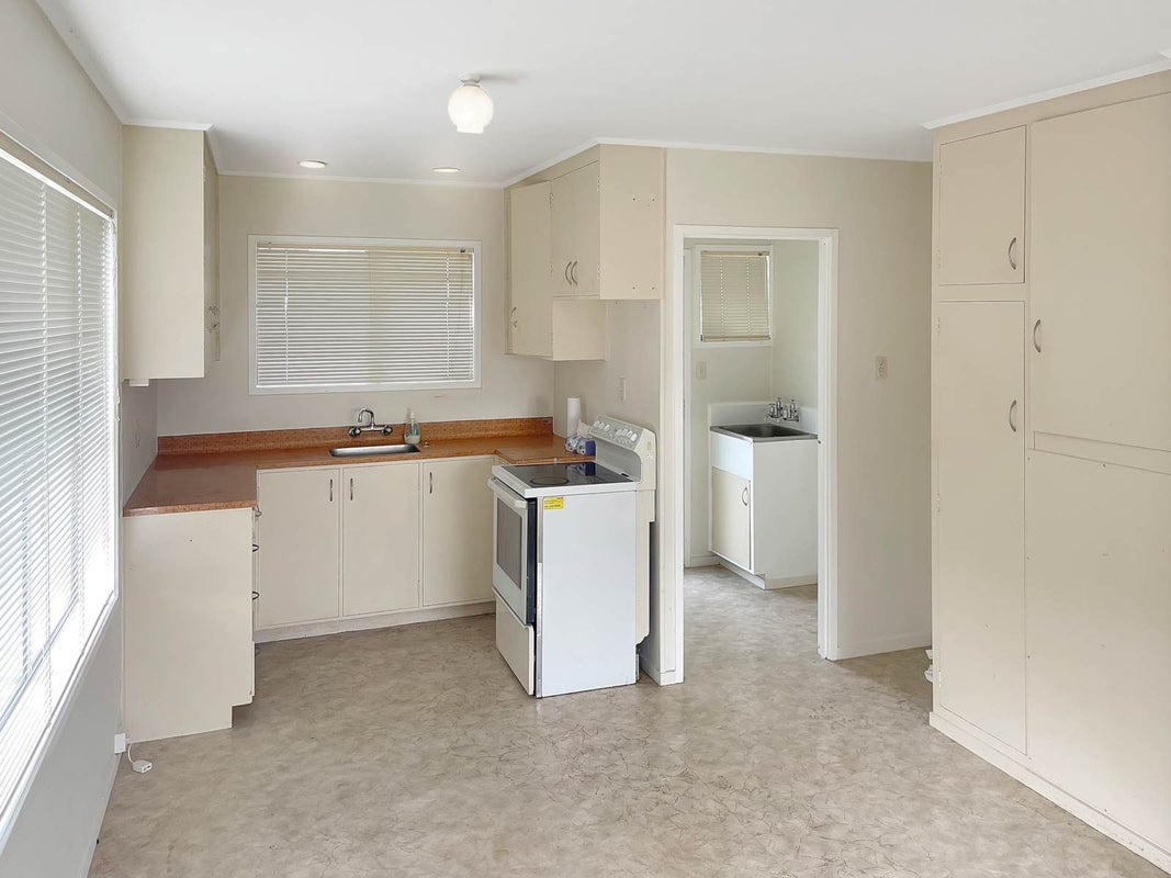 1/6 Papatahi Place, Henderson, Auckland - Carousel 2
