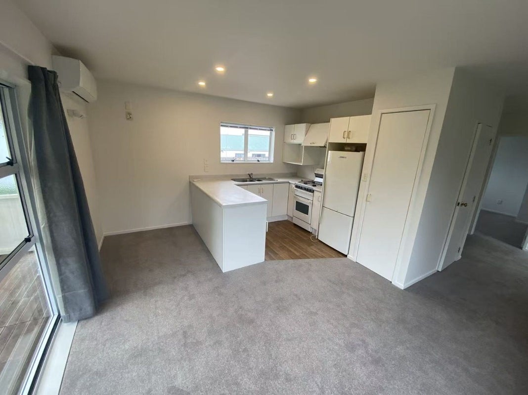 26 Netherlands Avenue, Kelston, Auckland - Carousel 2