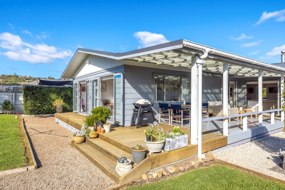 18 Rata Street, Oneroa, Waiheke Island - Carousel 1