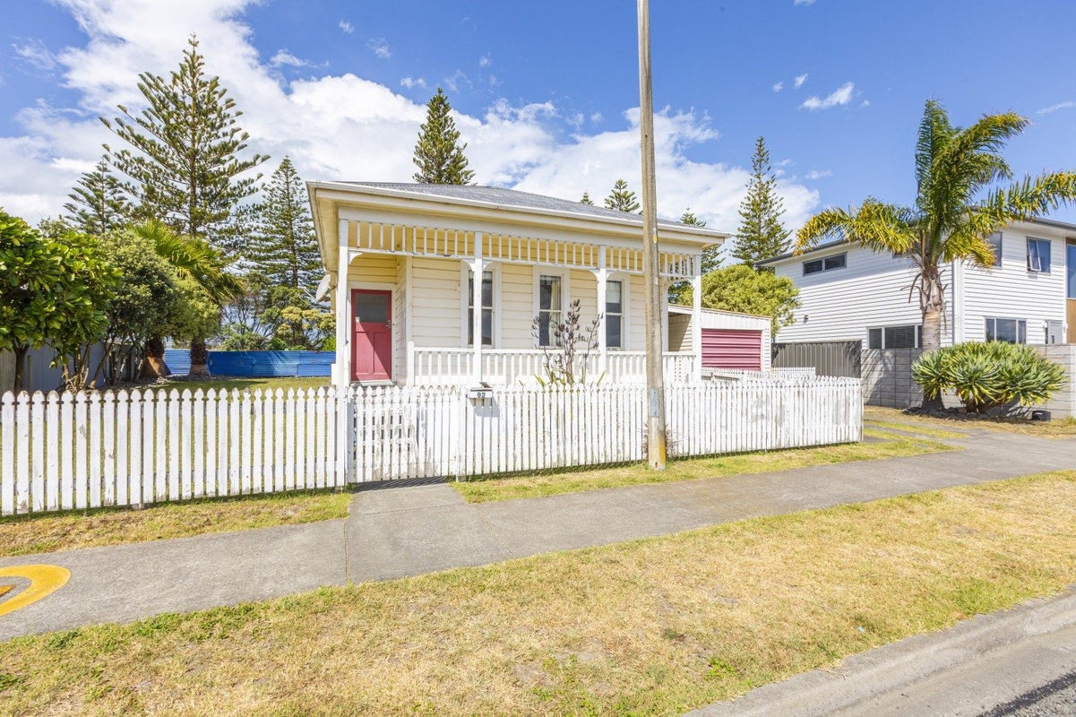 92 Te Awa Avenue, Te Awa, Napier - Carousel 1