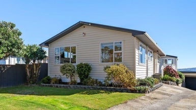 32 Brooker Grove, Newlands, Wellington - Carousel 1