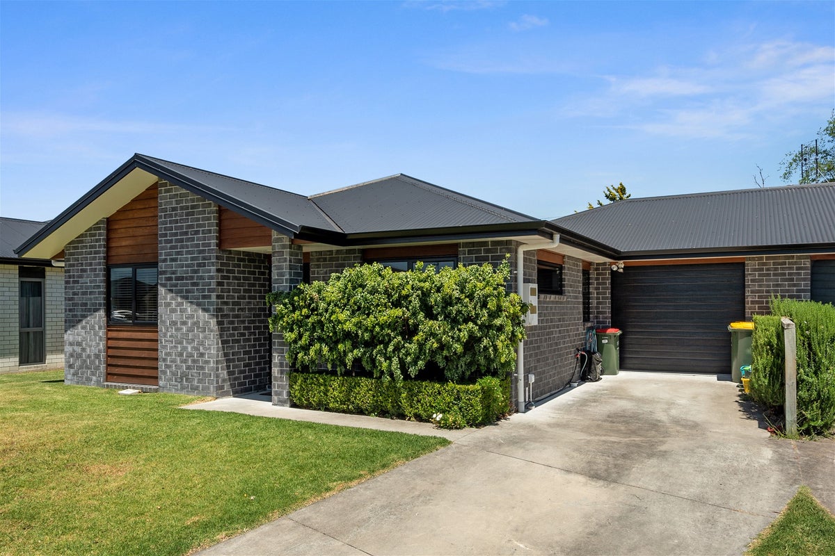 15/11 Errol Close, Burbush, Hamilton - Carousel 1