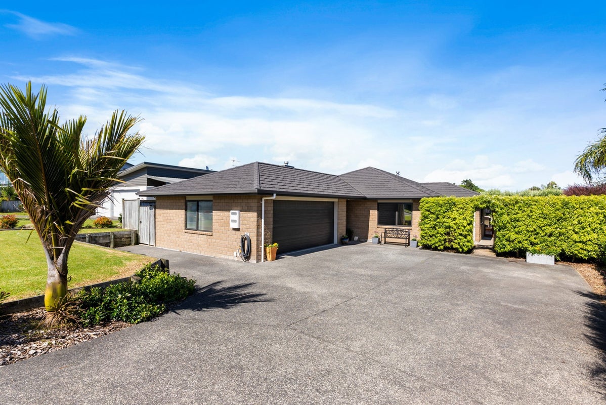 28 Columbia Crescent, Beachlands, Auckland - Carousel 1