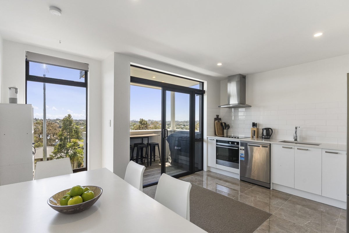 2/15 Chivalry Road, Glenfield, Auckland - Carousel 2