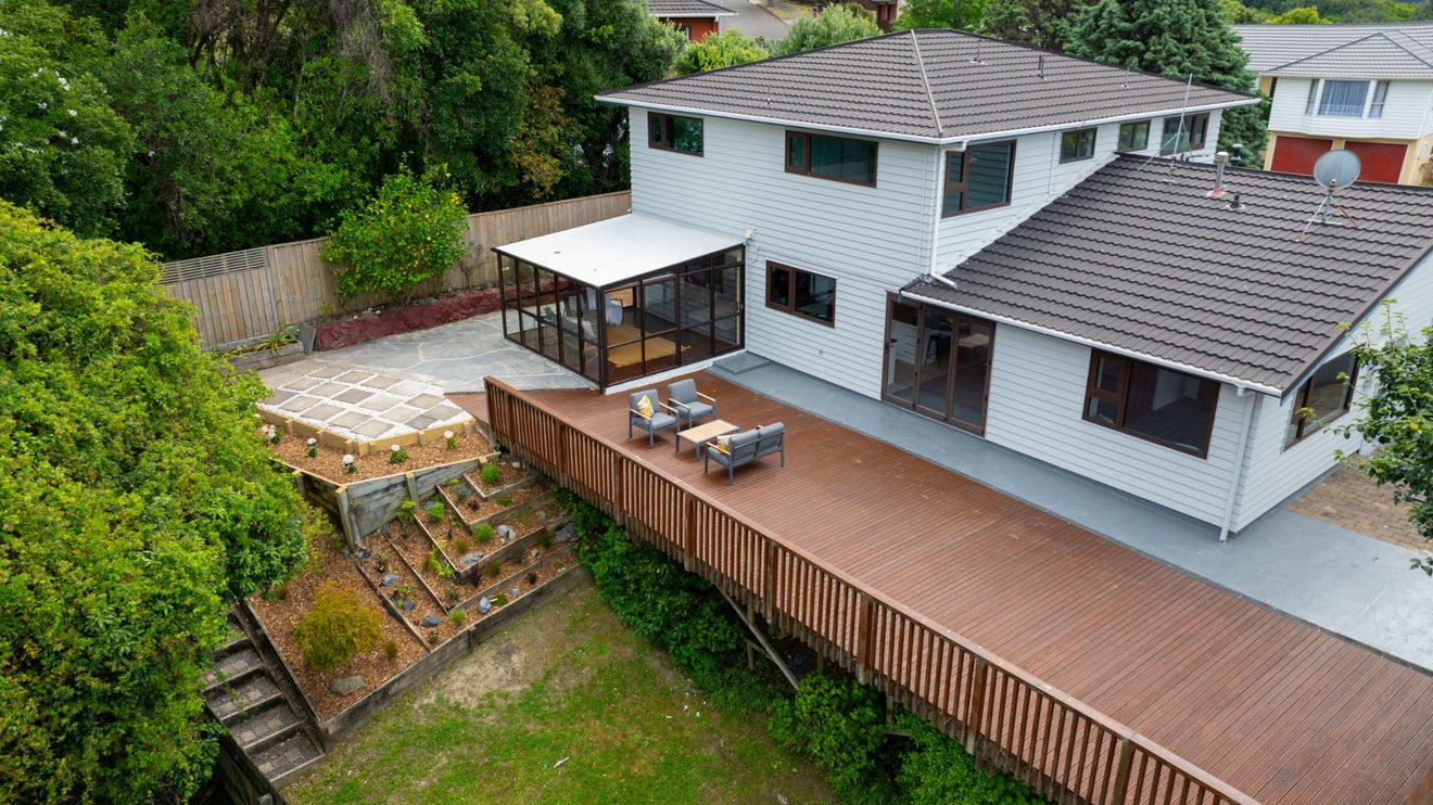 28 Greyfriars Crescent, Tawa, Wellington - Carousel 1