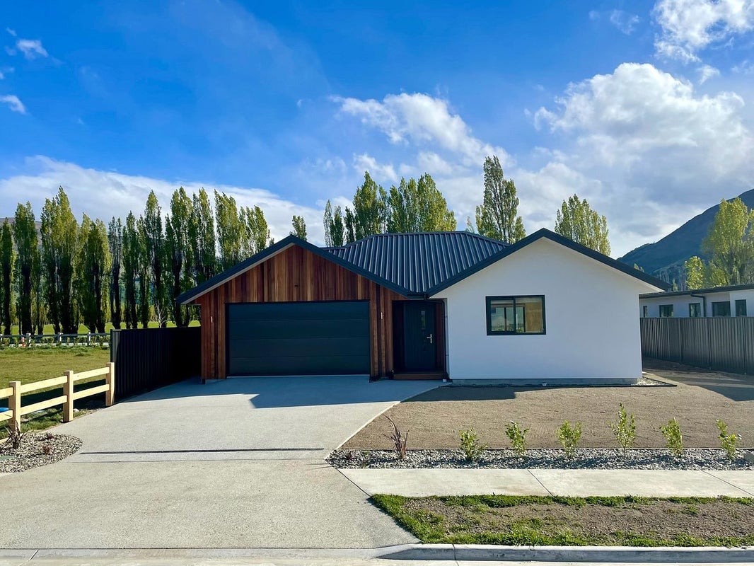 4 Applewood Place, WANAKA - Carousel 1