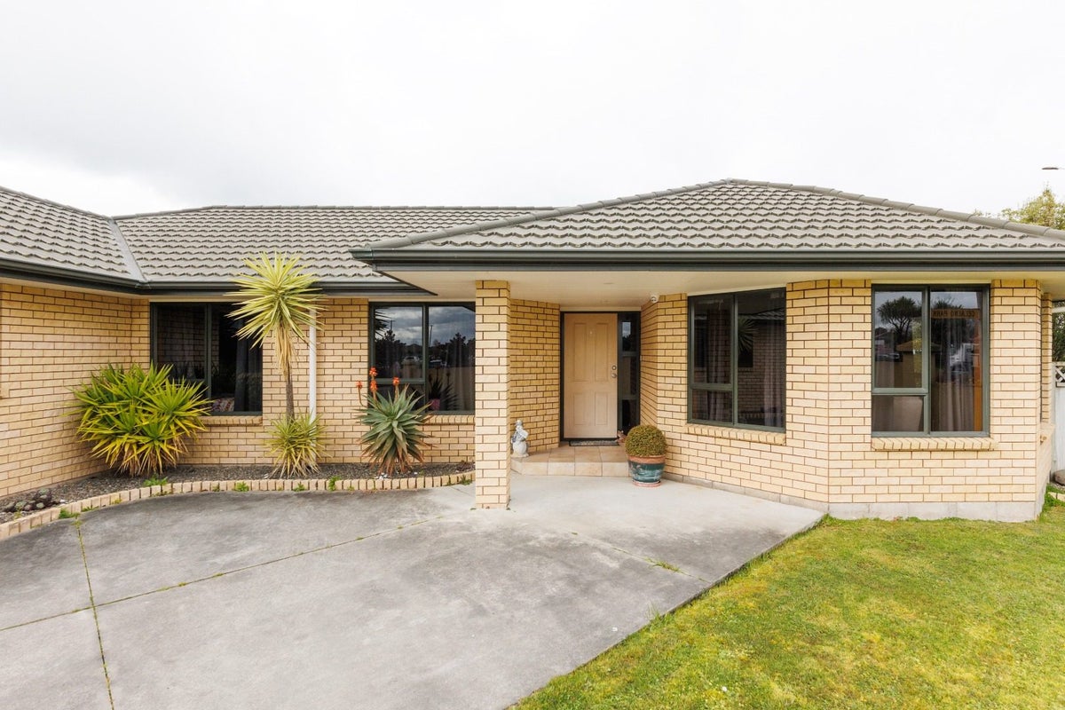 2 Fernlea Avenue, Kelvin Grove, Palmerston North - Carousel 2