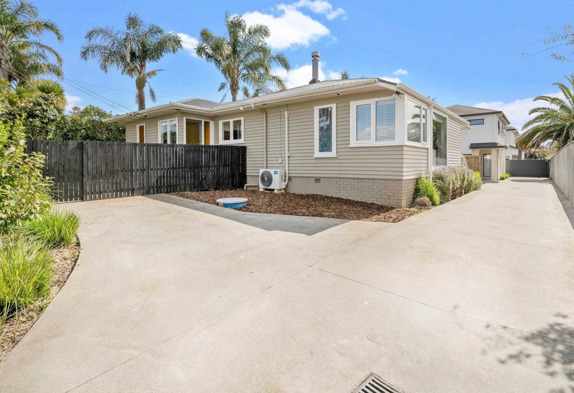 20A Cleland Crescent, Blockhouse Bay, Auckland - Carousel 1