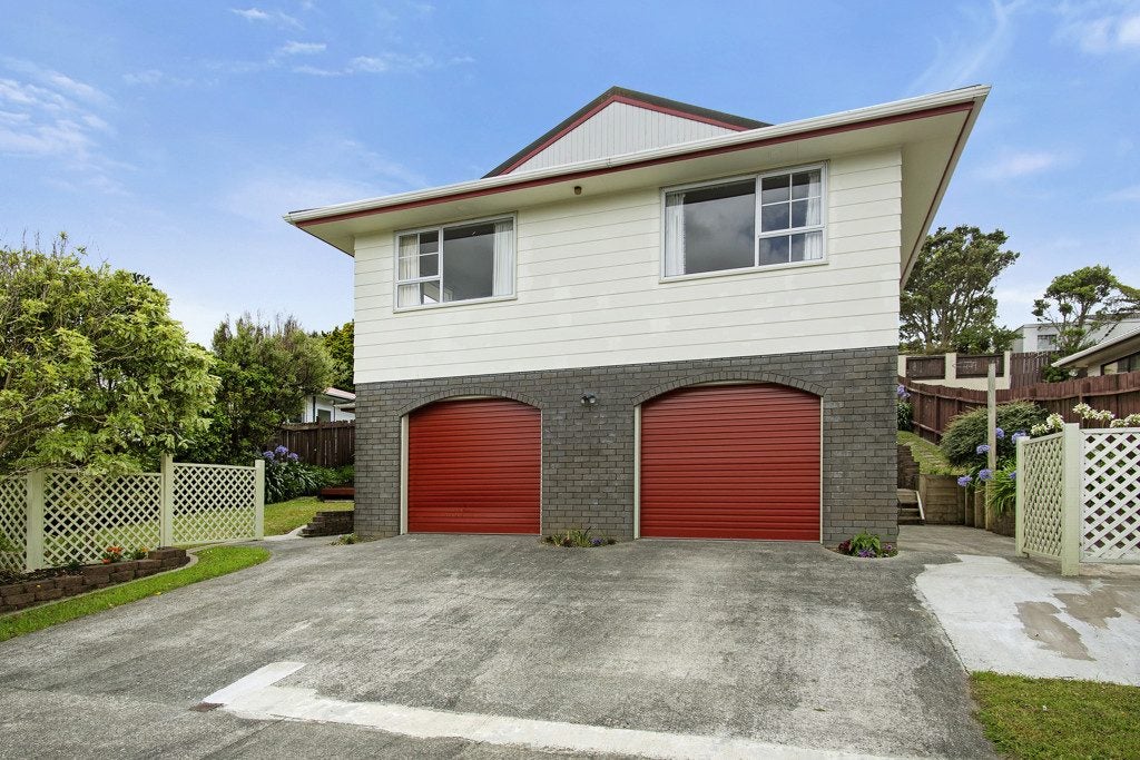 16 Mossburn Grove, Kelson, Lower Hutt - Carousel 1