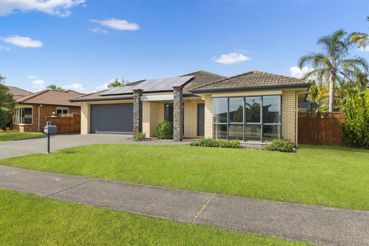 50 Aberdeen Crescent, Wattle Downs, Auckland - Carousel 1