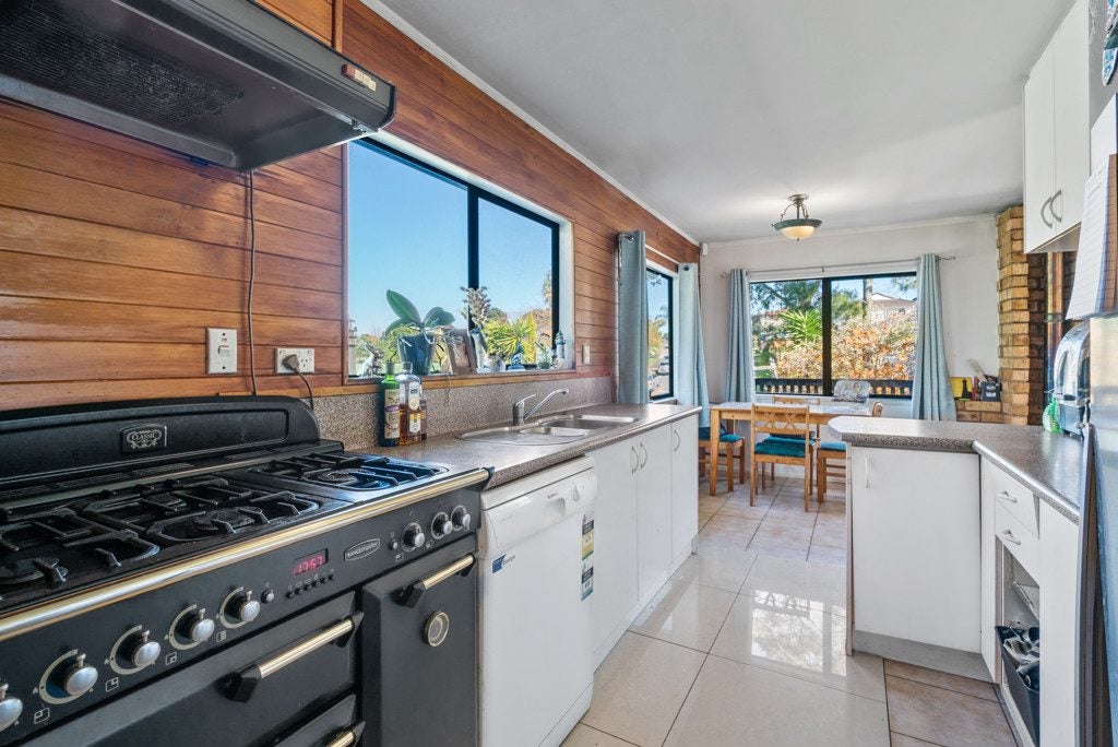 12 Lendenfeld Drive, Papatoetoe, Auckland - Carousel 2
