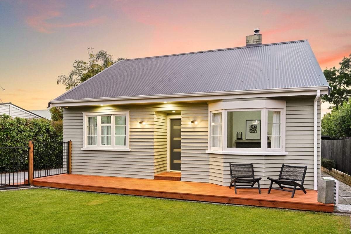 11 Matai Street, Maeroa, Hamilton - Carousel 1