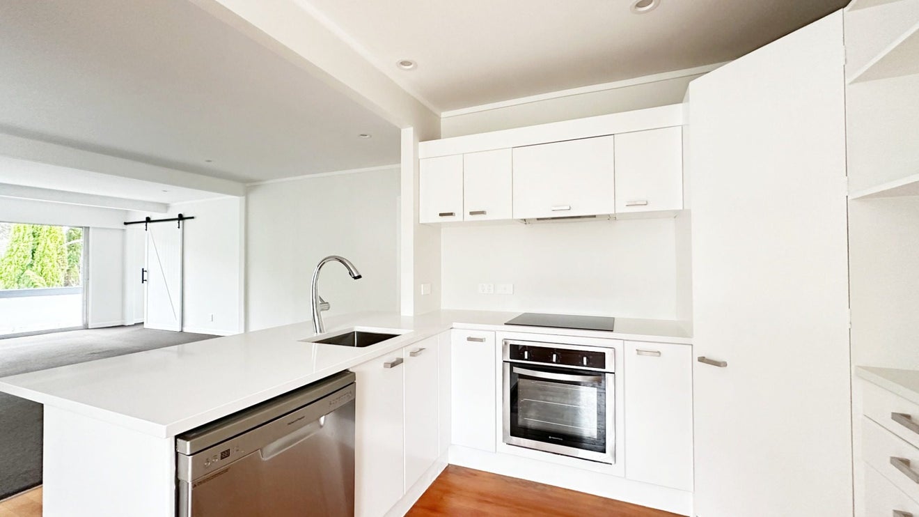 1/17 Lyons Avenue, Murrays Bay, Auckland - Carousel 2
