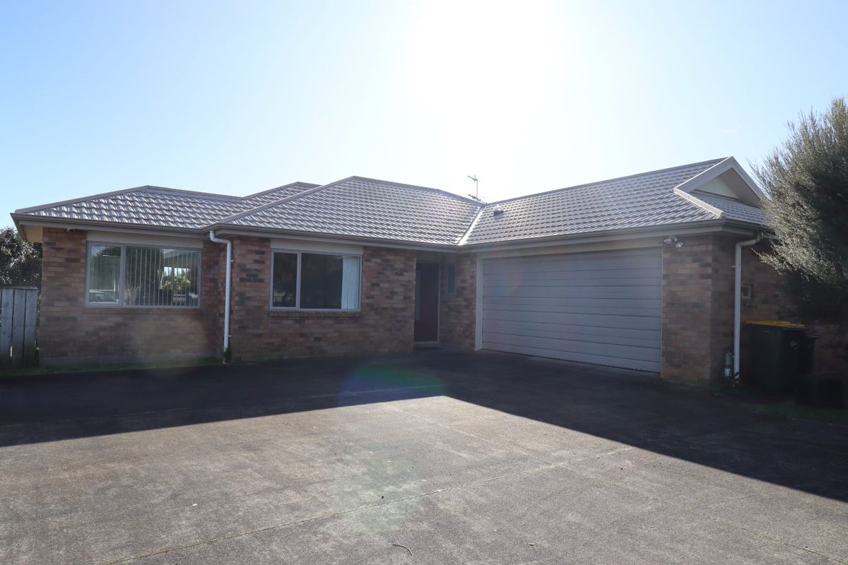 11 Greenstone Place, Aotea, Porirua - Carousel 1