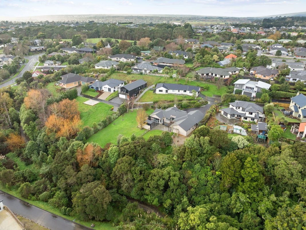 37 La Lena Grove, Fitzherbert, Palmerston North - Carousel 50
