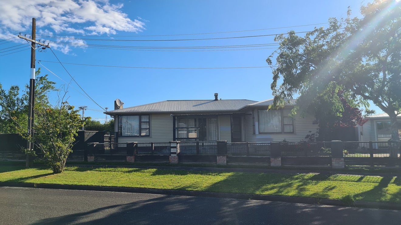 8 Flint Street, Milson, Palmerston North - Carousel 1