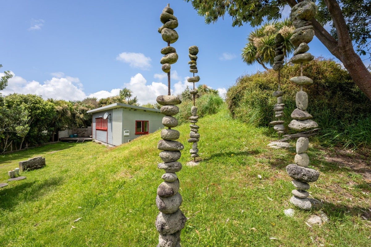 42 Sarah Street, Waikawa Beach, Levin - Carousel 1