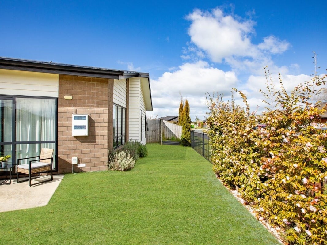 33B Saxbys Road, Glenview, Hamilton - Carousel 2