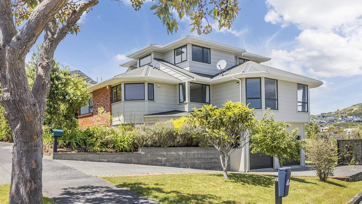 37 Saunders Close, Whitby, Porirua - Carousel 1