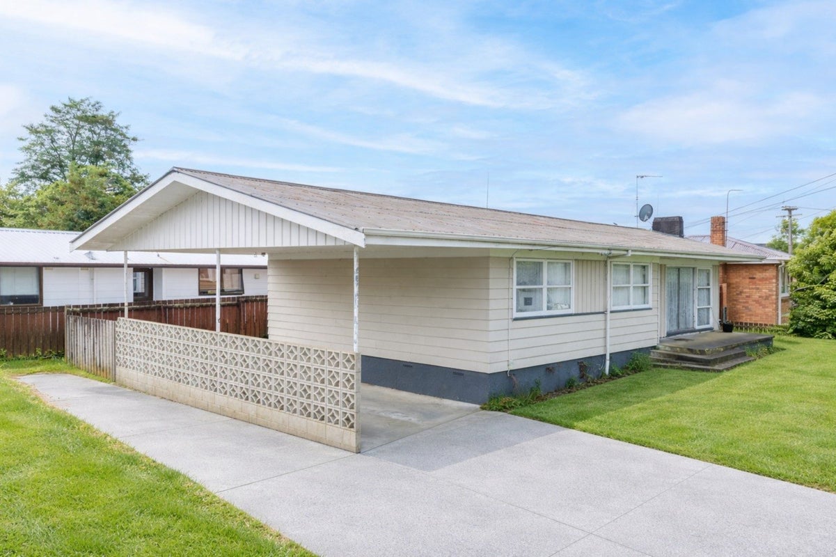 61 Carrington Avenue, Silverdale, Hamilton - Carousel 1